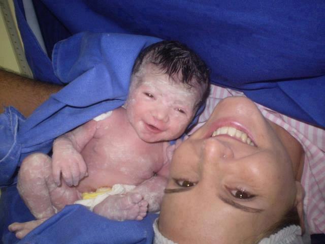Mamma e figlia appena nata che ridono - www.scuoladirespiro.com